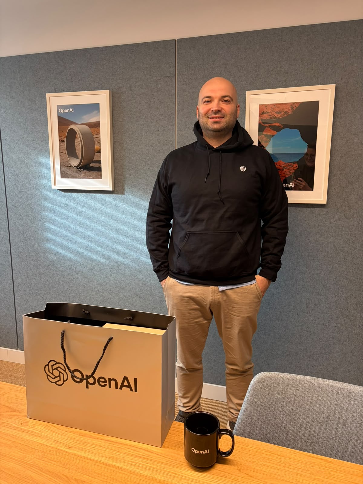 Liburn Shala mit OpenAI-Tasche und OpenAI-Motiven