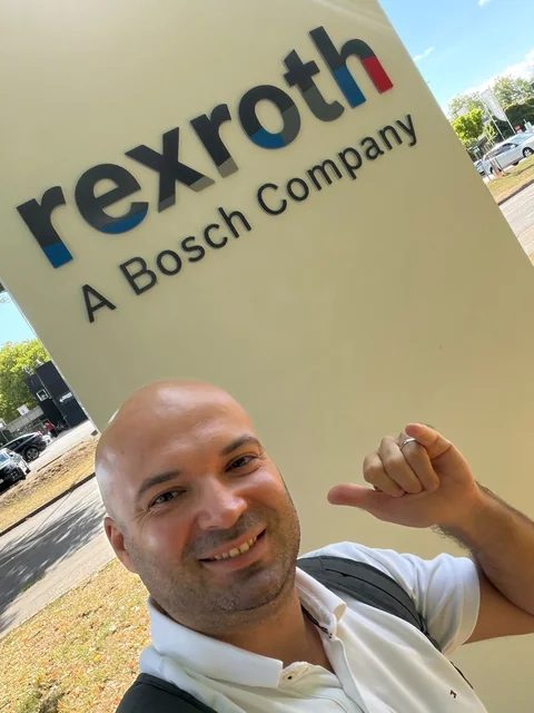 Liburn Shala vor dem Bosch-Rexroth-Firmenschild