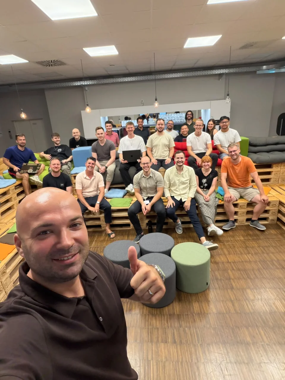 Liburn Shala mit einem Team in einer gemeinsamen Arbeitsrunde